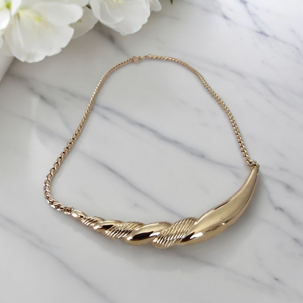 Vintage Gold Tone Monet Necklace.